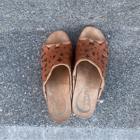 Dansko women 39 (8.5) mules leather Sandal 3” heel cutout flower design open toe - Picture 3 of 9